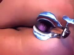 This webcam model simply isn't able to get enough of her vaginal speculum.